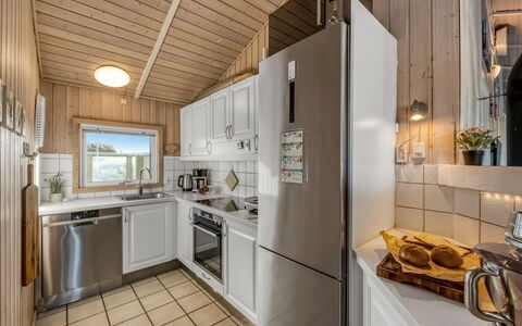 Adrienne - 490M from the Sea: Küche, Holz, Flooring, Decke, Major Appliance, Fussboden, Interior Design, Countertop, Küchengerät, Zimmer