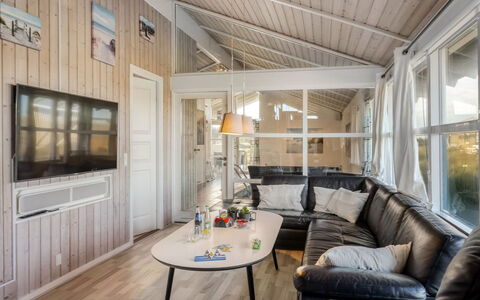 Adrienne - 490M from the Sea: Holz, Interior Design, Zuhause, Decke, Fussboden, Couch, Tür, Wohnzimmer, Holzboden, Zimmer