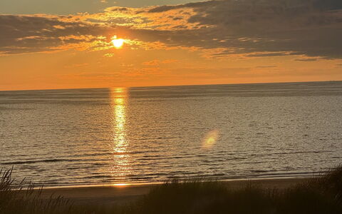 Adrienne - 490M from the Sea: Sonne, Wasservorräte, Wasser, Horizont, Gewässer, Sonnenuntergang, Afterglow, Orange, Gelb, Strand