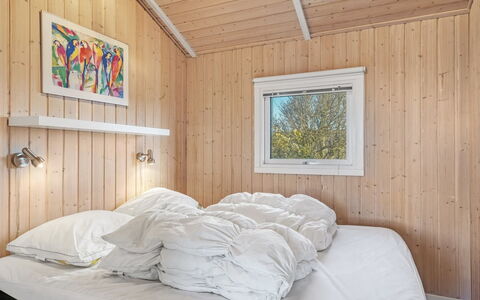 Adrienne - 490M from the Sea: Holz, Schlafzimmer, Bett, Decke, Interior Design, Bedding, Bettdecke, Zuhause, Bettrahmen, Zimmer