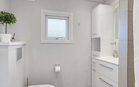 Adrienne - 490M from the Sea: Armatur, Badezimmer, Flooring, Wand, Interior Design, Fussboden, Sinken, Bad Sink, Badezimmerschrank, Toilette