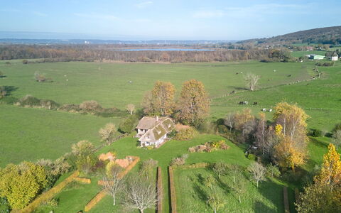2 Chaumières Normande: Wolke, Himmel, Wasser, Eigentum, Gebäude, Pflanze, Blau, Schwimmbad, Azurblau, Natürliche Landschaft
