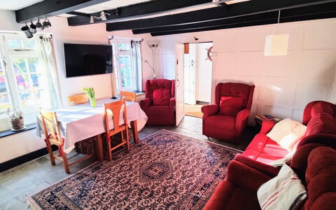 The Old Inn: Möbel, Komfort, Interior Design, Dekoration, Fussboden, Flooring, Wohnzimmer, Grundeigentum, Magenta, Tabelle