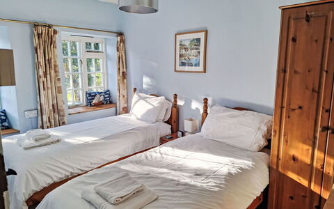 The Old Inn: Bett, Schlafzimmer, Wand, Bedding, Möbel, Holz, Bettdecke, Interior Design, Fussboden, Flooring