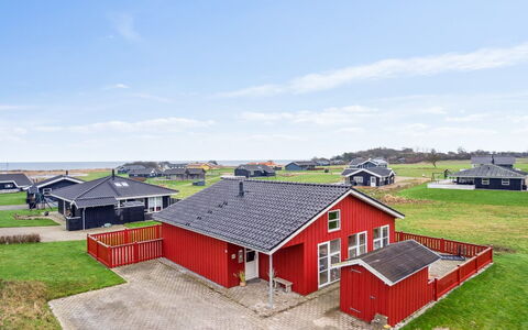 Aira - 200M from the Sea: Dach, Haus, Zuhause, Hütte, Tür, Abstellgleis, Deck, Veranda, Planke, Hartholz