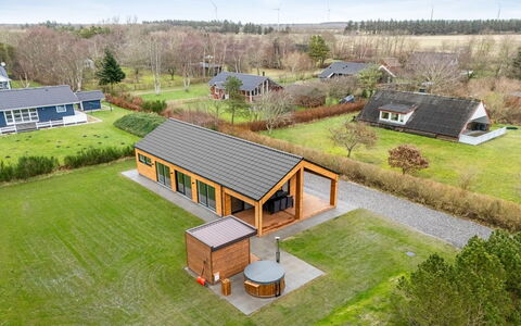 Grimar - 400M to the Fjord: Holz, Zuhause, Veranda, Deck, Hartholz, Dach, Holzbeize, Holzboden, Eco Hotel