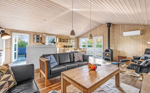 Efka - 600M to the Fjord: Möbel, Interior Design, Flooring, Fussboden, Decke, Zimmer, Stuhl, Tabelle, Wohnung, Küche & Esszimmer Tisch