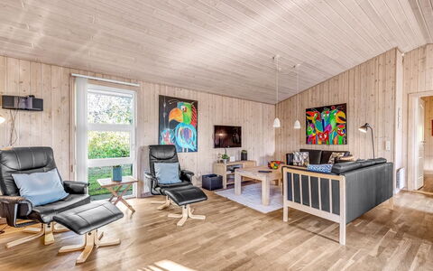 Efka - 600M to the Fjord: Möbel, Interior Design, Flooring, Fussboden, Decke, Zimmer, Stuhl, Tabelle, Wohnung, Küche & Esszimmer Tisch