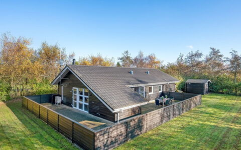 Efka - 600M to the Fjord: Möbel, Interior Design, Flooring, Fussboden, Decke, Zimmer, Stuhl, Tabelle, Wohnung, Küche & Esszimmer Tisch