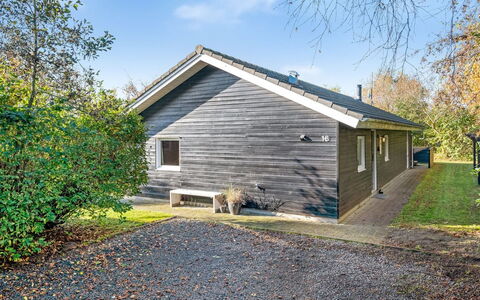 Efka - 600M to the Fjord: Möbel, Interior Design, Flooring, Fussboden, Decke, Zimmer, Stuhl, Tabelle, Wohnung, Küche & Esszimmer Tisch