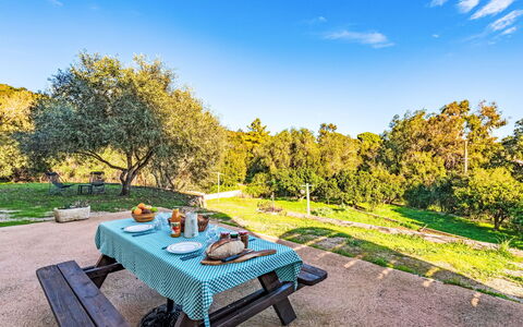 Solenzara 700: Blau, Ländliches Gebiet, Sonnenlicht, Gartenmöbel, Garten, Schatten, Picknicktisch, Landscaping, Park, Tisch Im Freien