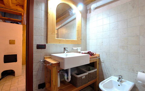 Baita Mountain View Pale San Martino: Spiegel, Zapfhahn, Sinken, Armatur, Eigentum, Bad Sink, Badezimmer, Holz, Gebäude, Interior Design