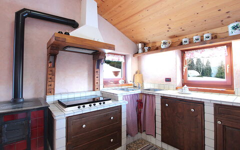 Baita Mountain View Pale San Martino: Cabinetry, Countertop, Eigentum, Möbel, Schublade, Küche, Holz, Interior Design, Fenster, Beleuchtung