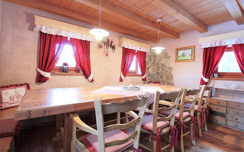 Baita Mountain View Pale San Martino: Möbel, Tabelle, Vorhang, Gebäude, Interior Design, Holz, Stuhl, Dekoration, Grundeigentum, Haus
