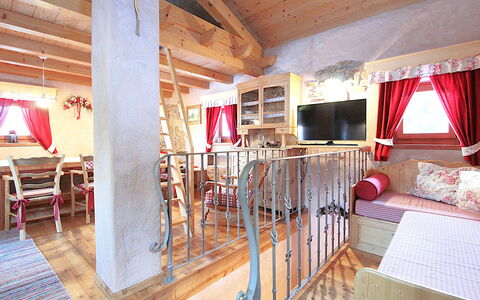 Baita Mountain View Pale San Martino: Möbel, Tabelle, Holz, Interior Design, Stuhl, Beleuchtung, Bilderrahmen, Gebäude, Wohnzimmer, Fussboden