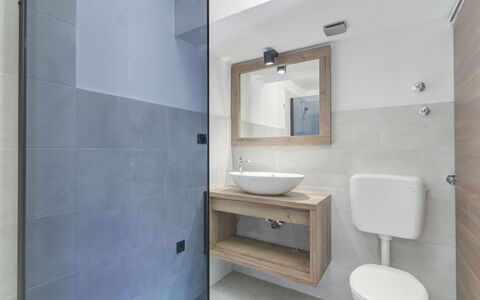 Kal: Spiegel, Zapfhahn, Armatur, Bad Sink, Sinken, Badezimmer, Badezimmerschrank, Toilette, Lila, Gebäude