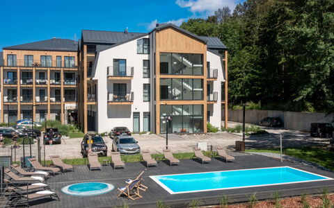 Ostoja Parku Narodowego: Abstellgleis, Zuhause, Dach, Haus, Wohngebiet, Hütte, Garten, Schatten, Hinterhof, Rasen