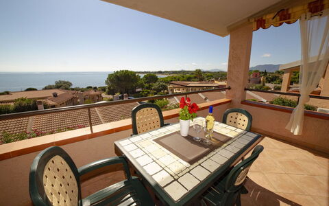 Bilocale Apartments Seaside: Möbel, Wohnung, Balkon, Schatten, Stuhl, Resort, Küche & Esszimmer Tisch, Zimmerpflanze, Eco Hotel, Holzbeize