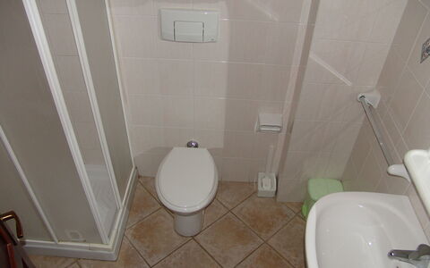 Bilocale Apartments Seaside: Badezimmer, Toilleten Sitz, Toilette, Armatur, Wand, Flooring, Fussboden, Weiss, Installation, Interior Design