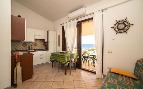 Trilocale Apartments Seaside: Möbel, Flooring, Fussboden, Interior Design, Stuhl, Meer, Tabelle, Küche & Esszimmer Tisch, Holzbeize, Ozean