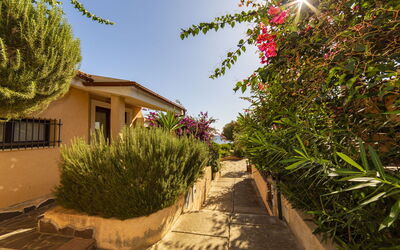 Trilocale Apartments Seaside: Strauch, Zuhause, Garten, Landscaping, Schatten, Auffahrt, Garten, Hazienda, Walkway, Hinterhof