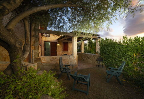 Villino Trilocale Apartments Seaside: Möbel, Garten, Schatten, Gartenmöbel, Hinterhof, Landscaping, Holzbeize, Outdoor Struktur, Stuhl, Hazienda