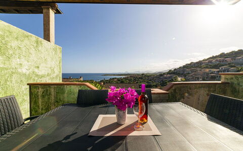 Villetta Seaside Sardegna: Resort, Balkon, Stuhl, Eco Hotel, Gartenmöbel, Schatten, Landscaping, Schwimmbad, Zimmerpflanze, Villa