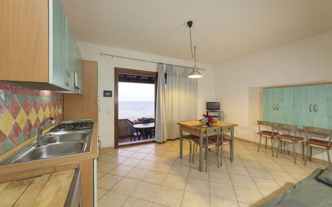 Villetta Seaside Sardegna: Möbel, Flooring, Holz, Fussboden, Interior Design, Tabelle, Stuhl, Küche & Esszimmer Tisch, Zimmer, Meer