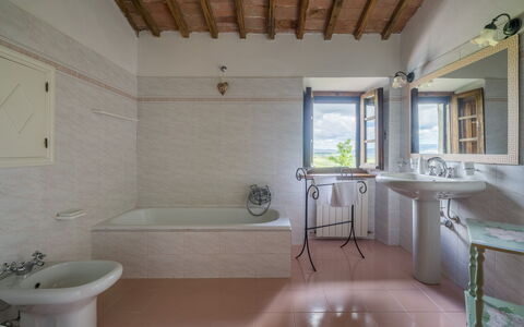 La Palazzina, Ville Di Corsano, Home And Pool: Wand, Flooring, Armatur, Fussboden, Interior Design, Zuhause, Installation, Zapfhahn, Tür, Badezimmer