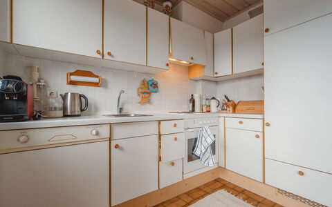 Daniele: Holz, Flooring, Cabinetry, Interior Design, Küche, Küchengerät, Countertop, Fussboden, Major Appliance, Schublade
