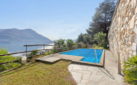 Brissago 130: Wasser, Eigentum, Pflanze, Gebäude, Azurblau, Himmel, Fenster, Schwimmbad, Urban Design, Freizeit