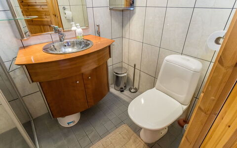 Matkajoentie 4B: Bad Sink, Armatur, Badezimmer, Sinken, Holz, Flooring, Fussboden, Toilleten Sitz, Zapfhahn, Interior Design