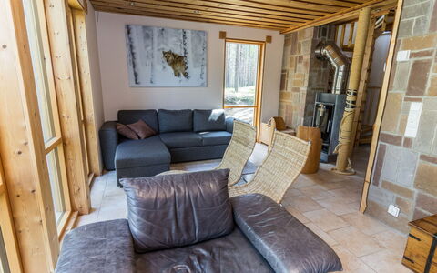 Matkajoentie 4B: Flooring, Möbel, Fussboden, Interior Design, Holz, Zimmer, Couch, Decke, Wohnzimmer, Holzboden