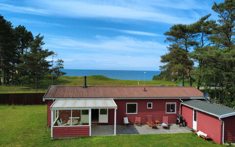 Torbjörn - 100M from the Sea: Haus, Zuhause, Hütte, Estate, Schatten, Garten, Veranda, Bauernhaus, Abstellgleis, Hinterhof
