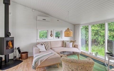 Mielikki - 2Km from the Sea: Holz, Flooring, Interior Design, Fussboden, Decke, Möbel, Zuhause, Zimmer, Beleuchtung, Wohnzimmer