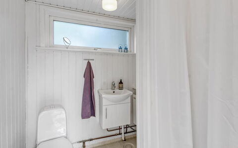 Mielikki - 2Km from the Sea: Flooring, Fussboden, Armatur, Interior Design, Decke, Badezimmer, Installation, Zimmer, Sinken, Toilette