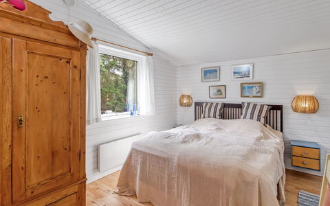 Mielikki - 2Km from the Sea: Holz, Interior Design, Schlafzimmer, Decke, Bett, Möbel, Flooring, Fussboden, Zuhause, Zimmer