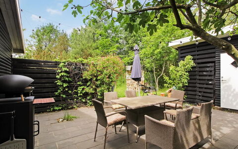 Mielikki - 2Km from the Sea: Möbel, Holz, Gartenmöbel, Stuhl, Tabelle, Tisch Im Freien, Garten, Hinterhof, Schatten