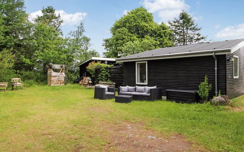 Mielikki - 2Km from the Sea: Gras, Haus, Hütte, Zuhause, Dach, Grundstueck, Ländliches Gebiet, Garten, Rasen, Gartenbauten