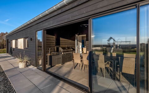 Hana - 1.8Km from the Sea: Estate, Schatten, Auffahrt, Bauernhaus