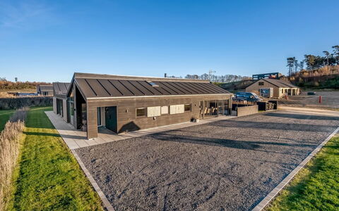 Hana - 1.8Km from the Sea: Estate, Schatten, Auffahrt, Bauernhaus