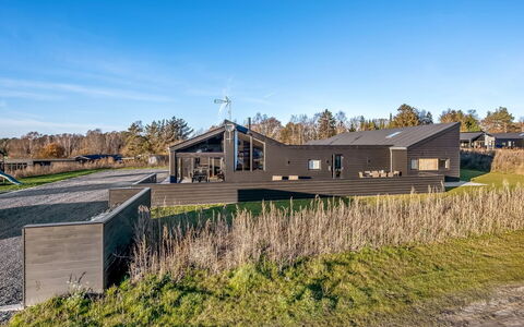 Hana - 1.8Km from the Sea: Estate, Schatten, Auffahrt, Bauernhaus