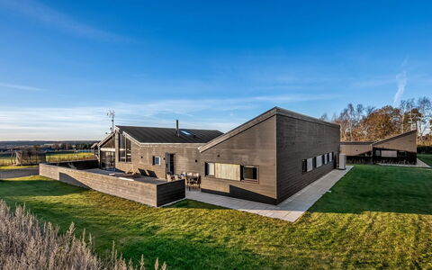 Hana - 1.8Km from the Sea: Estate, Schatten, Auffahrt, Bauernhaus
