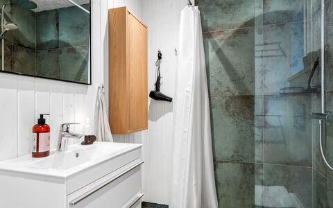 Hellena - 600M from the Sea: Flooring, Armatur, Fussboden, Interior Design, Installation, Badezimmer, Fliese, Zapfhahn, Sinken, Toilette