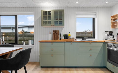 Hellena - 600M from the Sea: Flooring, Küche, Holz, Möbel, Countertop, Cabinetry, Küchengerät, Interior Design, Fussboden, Schublade