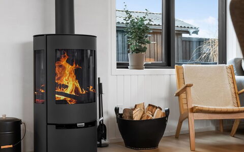 Hellena - 600M from the Sea: Wohnzimmer, Feuerstelle, Holzofen, Stuhl, Holzboden, Couch, Leder