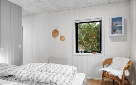 Hellena - 600M from the Sea: Holz, Decke, Schlafzimmer, Interior Design, Bettdecke, Bedding, Bett, Zimmer, Bettrahmen, Planke