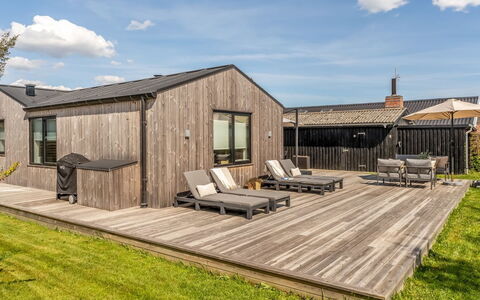 Hellena - 600M from the Sea: Holz, Zuhause, Veranda, Deck, Hartholz, Dach, Holzbeize, Holzboden, Eco Hotel