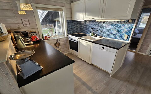 Lidewij - 800M from the Sea: Küche, Küchengerät, Countertop, Major Appliance, Holz, Flooring, Cabinetry, Herd, Haushaltsgerät, Fussboden