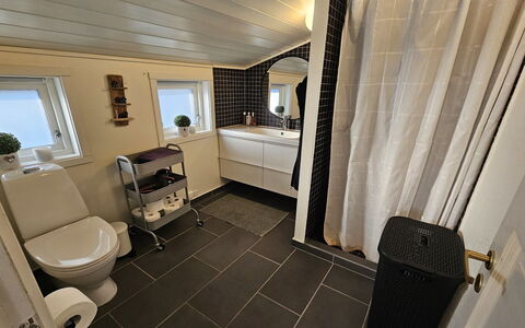 Lidewij - 800M from the Sea: Flooring, Armatur, Toilleten Sitz, Fussboden, Toilette, Badezimmer, Interior Design, Installation, Fliese, Sinken